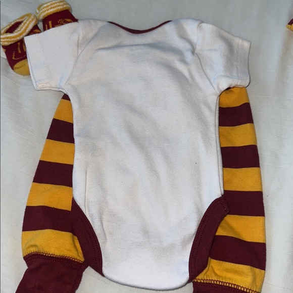 Harry Potter Baby Clothes Set Bodysuit, Pants, Hat and Socks Size 0-3 Months - Picture 5 of 7